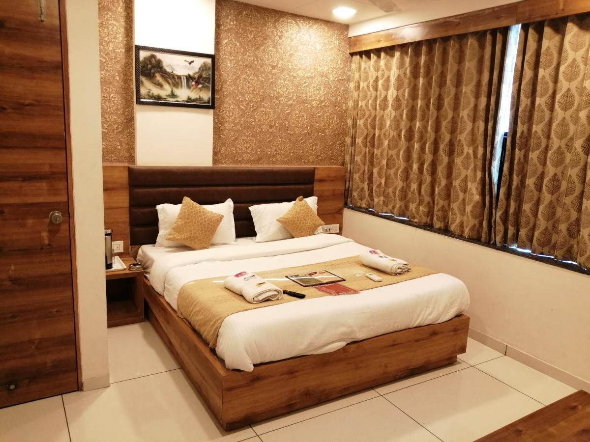 Hotel Golden City ヴァドーダラー エクステリア 写真