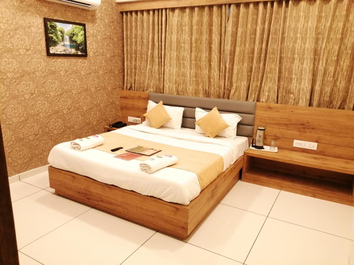 Hotel Golden City ヴァドーダラー エクステリア 写真